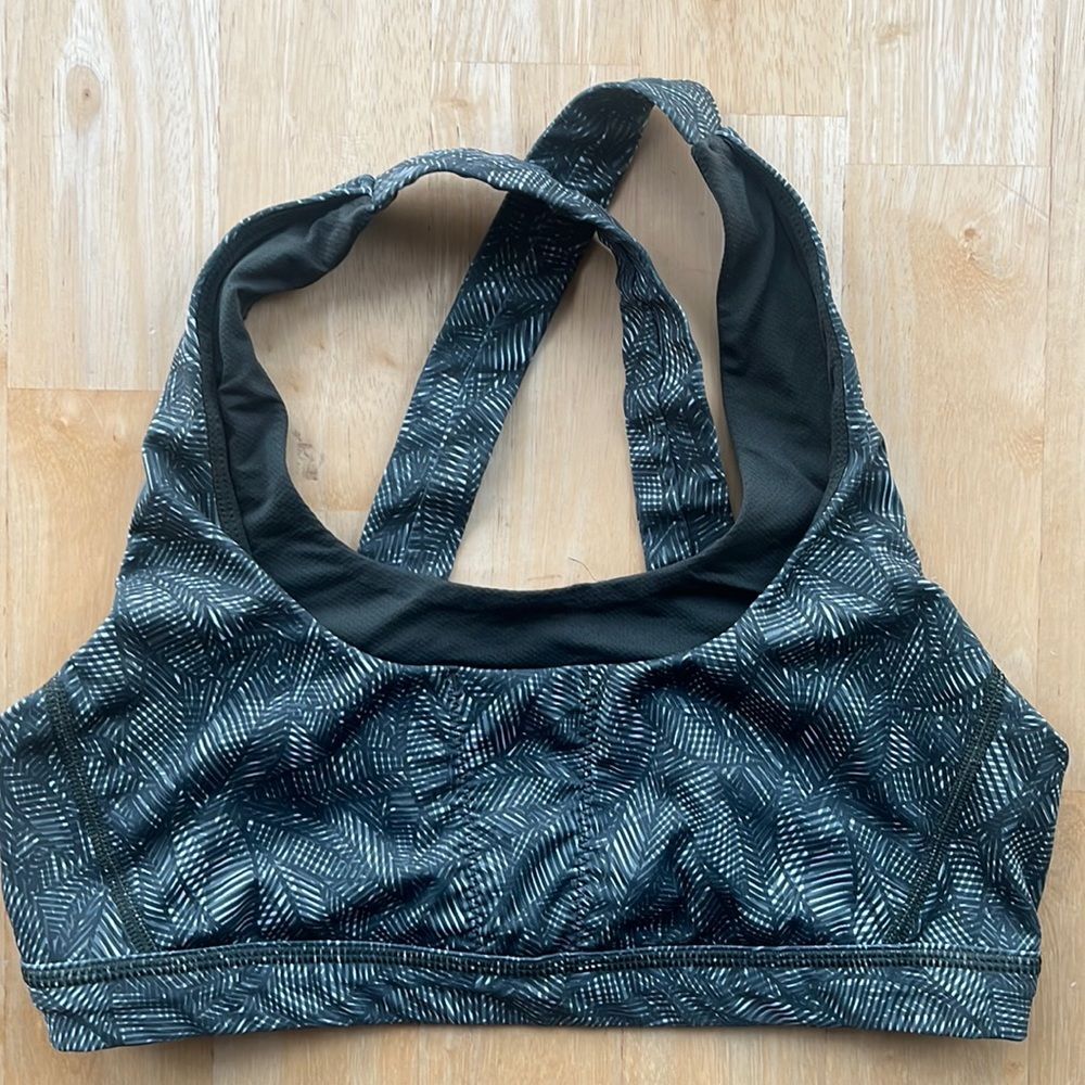 Lululemon Size 8 Green Patterned Leaf Sports Bra Halter Back